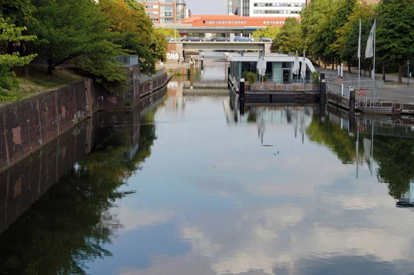 Arka planda binalar bulunan bir kanal üzerinden görünüm