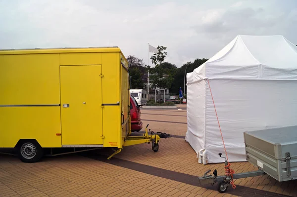 Sarı römork ve beyaz çadır