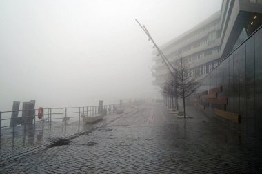 Sisli bir günde iskele boyunca yol