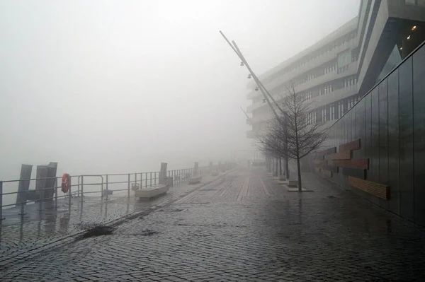 Sisli bir günde iskele boyunca yol