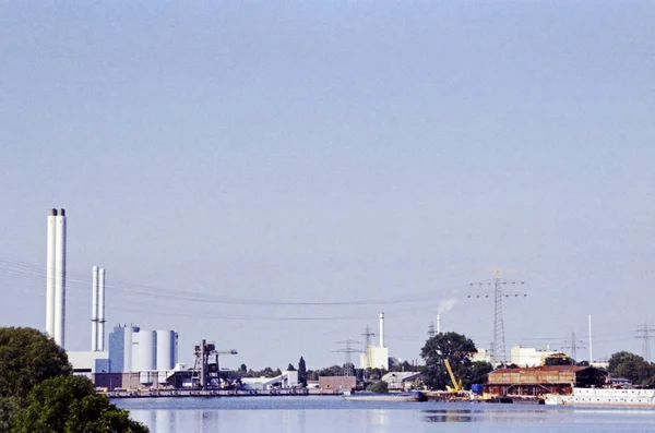 Nehirde endüstriyel peyzaj