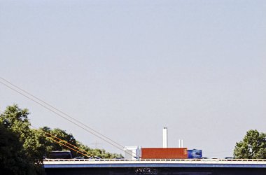 Kamyonlar, bir otoyol köprüsü geçen