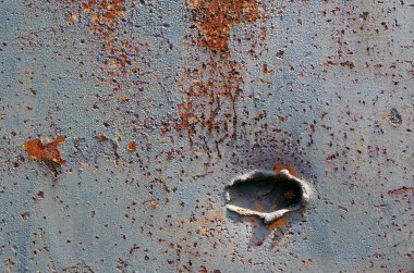 Paslı metal plakanın yakından görünümü