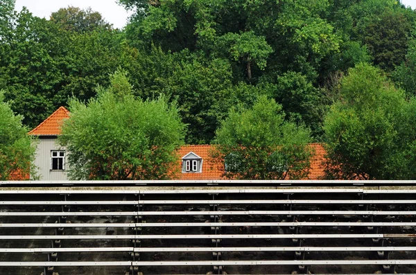 Escaleras hacia arriba, con casas en el fondo — Foto de Stock