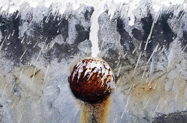 Paslı perçinli metal bir plaka üzerine boya sıçraması