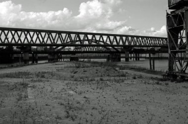 Bir kanal üzerinde köprüler ile endüstriyel peyzaj