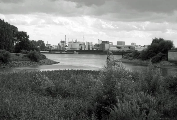 Paisaje industrial en un río — Foto de Stock