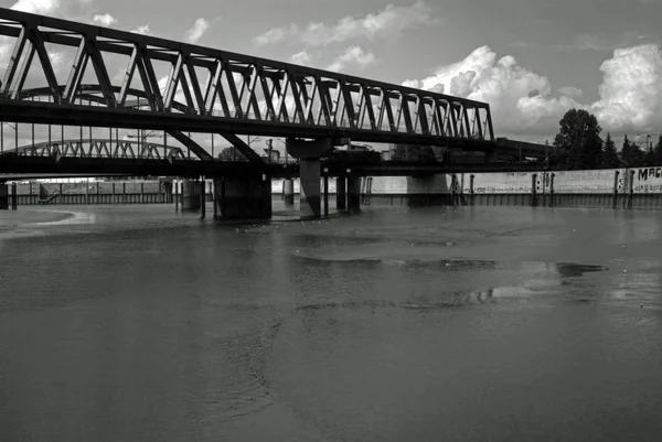 Paisaje industrial con puentes sobre un canal — Foto de Stock