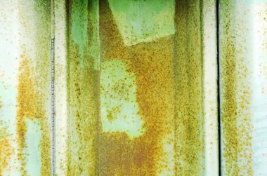 Paslı yeşil metal bir duvarın soyut görüntüsü