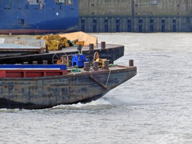 Nehirden geçen mavnalar.