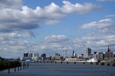 Geniş bir nehirdeki şehir manzarası