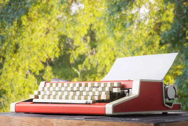 Máquina Escribir Vintage Roja Mesa Del Jardín Trabajo Del Escritor — Foto de Stock