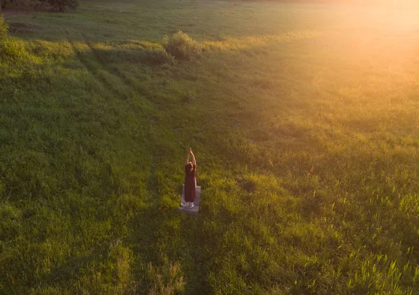 Vrouw Beoefening Van Yoga Bij Zonsondergang Bovenaanzicht — Stockfoto