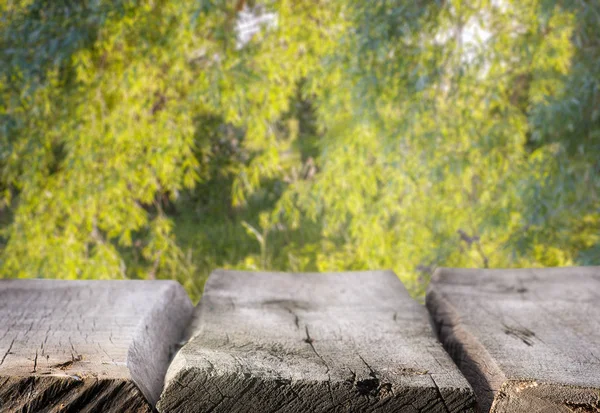 Oude Houten Tafel Een Natuurlijke Achtergrond Ondergaande Zon — Stockfoto