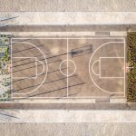 Street basketbal soud - pohled shora, s prázdné místo pro text ze spodu a z vrchu.