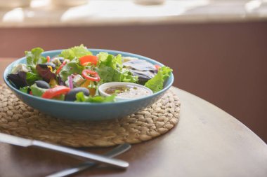 Mutfak masası ve penceresinden doğal ışık çok güzel bir salata