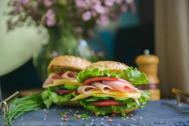 Jambon ve peynir mutfak masasında, seçici odak ile lezzetli sandviçler