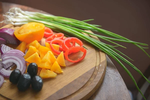 Beaux Légumes Frais Sur Une Planche Cuisine Avec Lumière Une — Photo