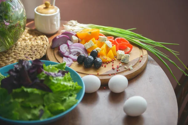 Gesneden Groenten Kaas Kip Eieren Keukentafel Met Licht Vanuit Het — Stockfoto