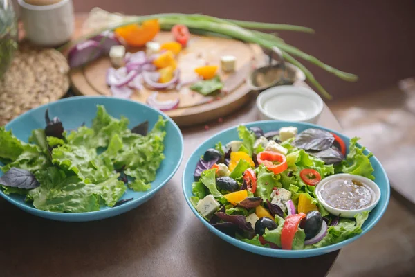 Salad Segar Dan Bahan Bahan Meja Fokus Selektif — Stok Foto