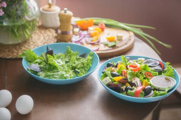 Salad Segar Yang Lezat Dan Bahan Bahan Atas Meja Fokus — Stok Foto