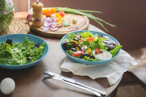 Salad Segar Dengan Kemangi Zaitun Dan Keju Untuk Sarapan — Stok Foto