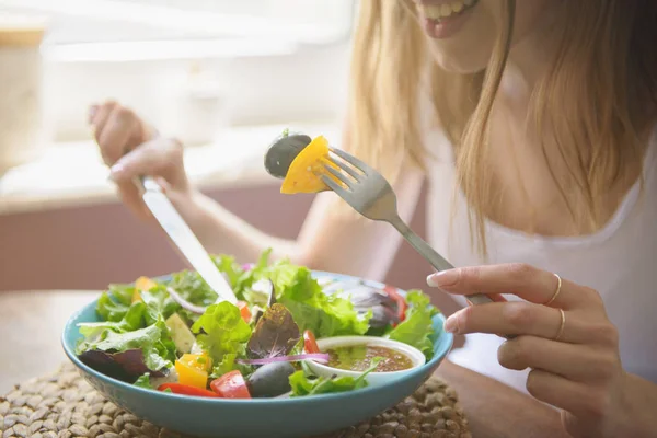 Seorang Gadis Cantik Sedang Makan Salad Konsep Nutrisi Yang Tepat — Stok Foto