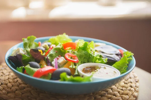 Salad Yang Indah Sarapan Pagi Dengan Cahaya Alami Dari Jendela — Stok Foto