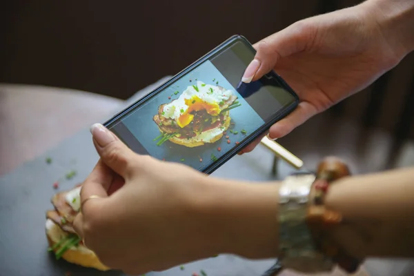 Food Photo Smartphone Sandwich Poached Egg Bacon — Stock Photo, Image
