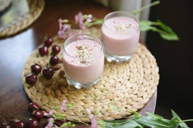 Kiraz smoothies masanın üzerinde. Seçici odak