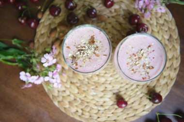Masada fındıklı vişneli smoothies ile gözlük. Üzerinden görüntülemek 