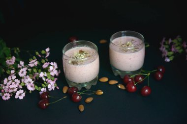 Güzel bir smoothies ile fındık ve çiçekler ile iki bardak 