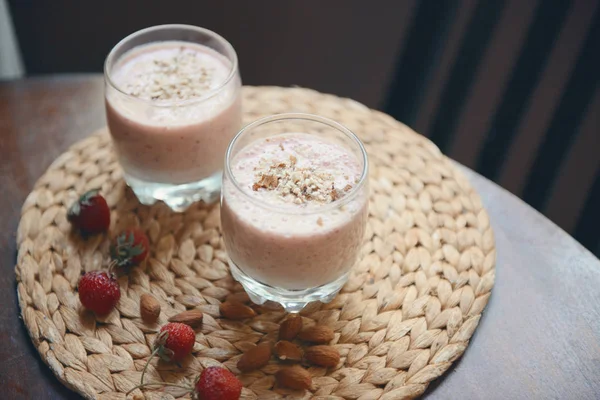 Masanın üzerine çilek smoothies