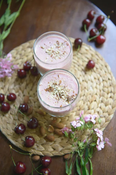 Vasos Con Batidos Cereza Con Nueces Sobre Mesa Vista Desde —  Fotos de Stock