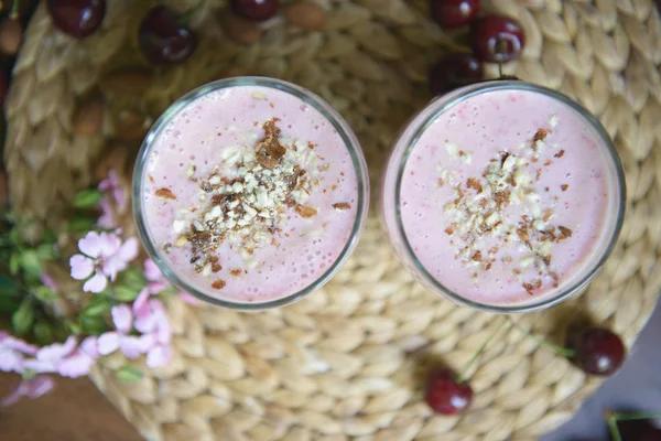 Masada fındıklı vişneli smoothies ile iki bardak. 