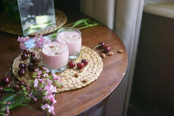 Bir güzel yüzlü ile fındık ve pencerenin yakınındaki masaya çiçek ile iki bardak.
