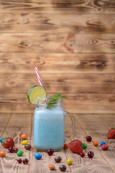 Cóctel Leche Frasco Vidrio Con Helado Bayas —  Fotos de Stock