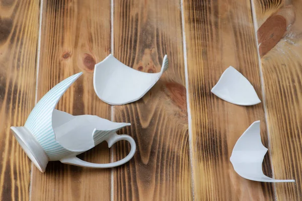 Ahşap bir masa üzerinde kırık bir vintage Kupası