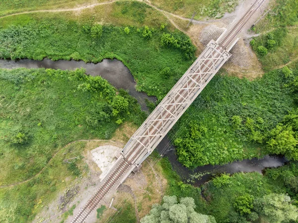 Jembatan Kereta Api Seberang Sungai Pemandangan Dari Pesawat Tak Berawak — Stok Foto