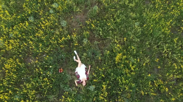 Девушка Лежит Поле Цветами Вид Сверху — стоковое фото