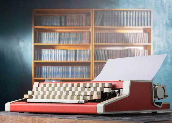 Rote Vintage Schreibmaschine Auf Dem Hintergrund Eines Bücherregals — Stockfoto