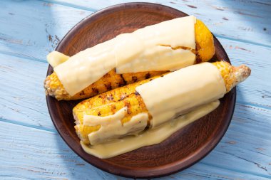 Mavi Plaka - üstten görünüm peynirli ızgara Mısır