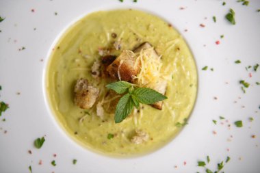 Taze çorba, kruton ve bir tabak içinde jambon