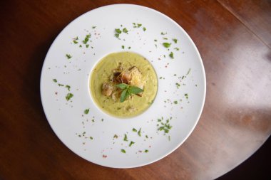 Ham bir plaka ile taze çorba