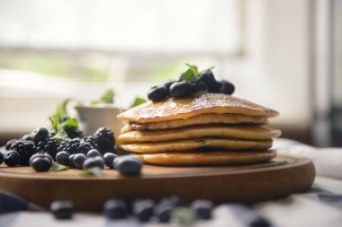 Böğürtlen, yaban mersini ve nane bir doğrama Tarih ile Pancakes
