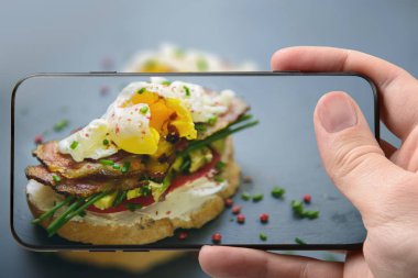 Sandviç ile yumurta haşlanmış yumurta, domuz pastırması ve avokado - smartphone fotoğraf