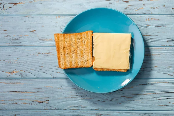 Tostadas Frescas Con Queso Plato Azul —  Fotos de Stock