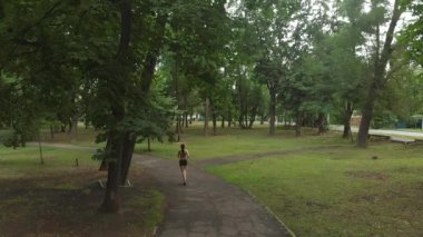 sabah parkta çalışan genç kadın