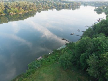 Güzel nehir iskele ile - dron görüntülemek