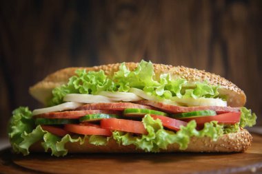 Sandviç peynir, jambon ve mutfak masasının üzerinde sos ile